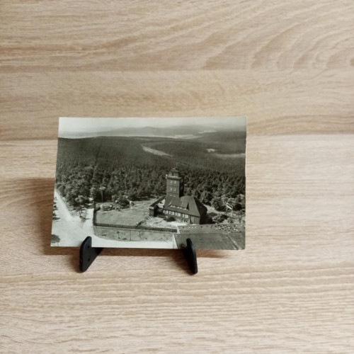 Ansichtskarte-DE-87-Oberwiesenthal. Blick vom Aussichtsturm des Fichtelberghauses zur Wetterwarte.